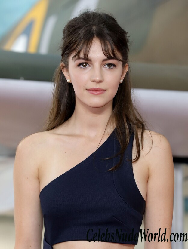 Ella Hunt Sexy 85083