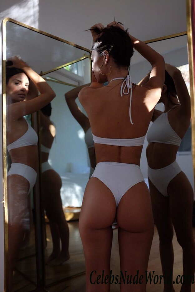Emily Ratajkowski Sexy 85740