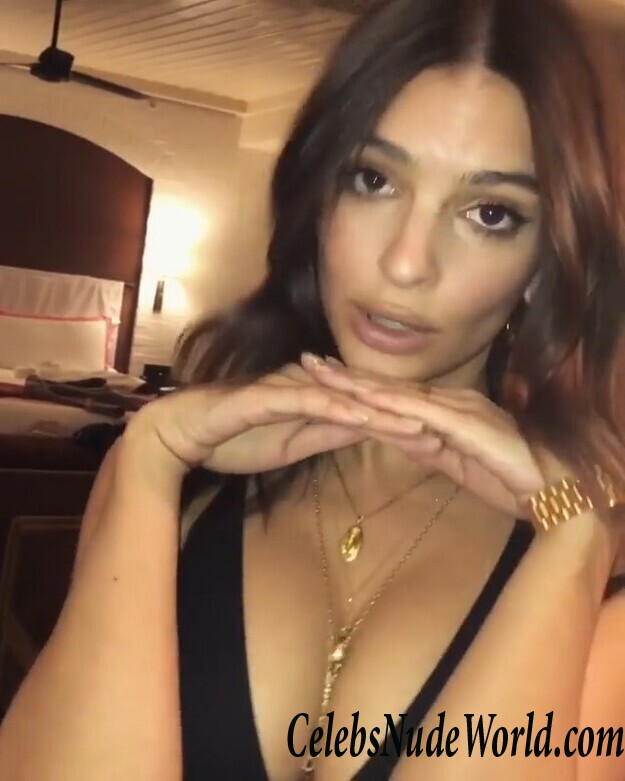 Emily Ratajkowski Sexy 85847
