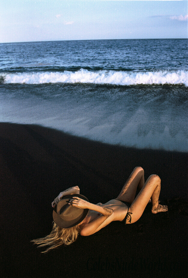 Joanna Halpin Topless Photos 86462