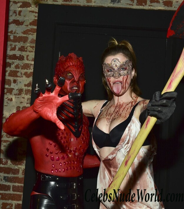 Ireland Baldwin Cleavage 86811