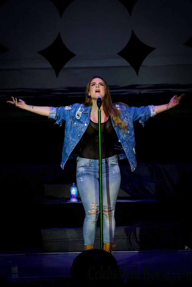 Joanna Levesque Sexy Photos 86885