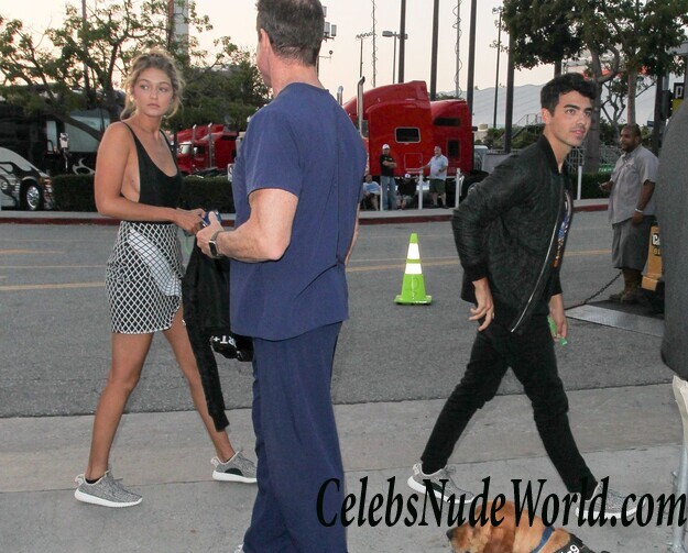 Braless pics of Gigi Hadid 87161