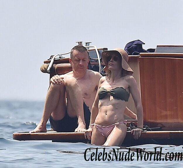 Gillian Anderson Nip Slip 87872