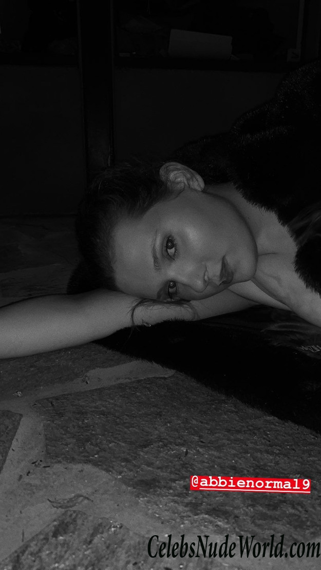 Abigail Breslin Erotic  8800