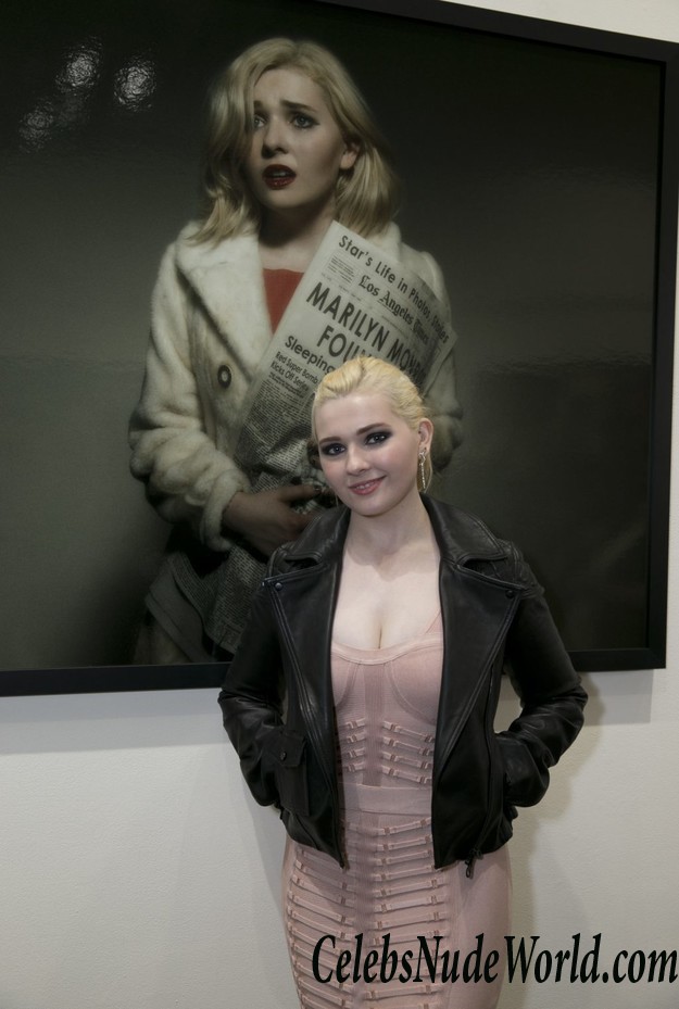 Abigail Breslin Erotic  8802