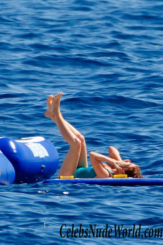 Isla Fisher's Swimsuit photos 91057