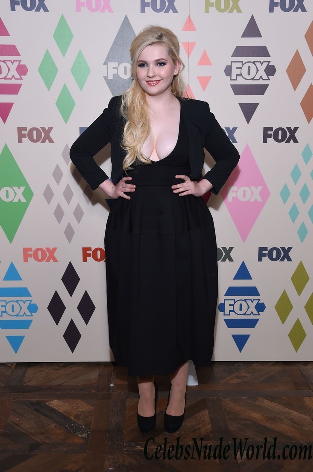 Abigail Breslin Cleavage Photos  9106