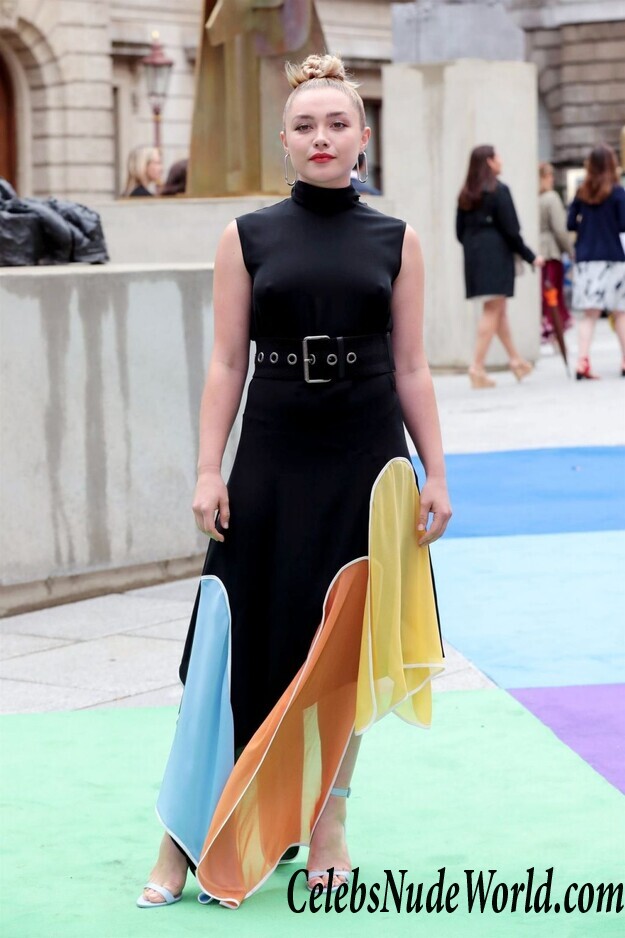 Florence Pugh Braless 91078