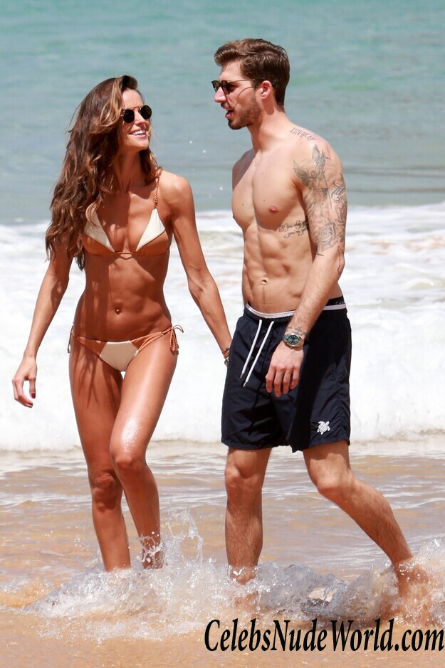 Izabel Goulart Bikini 92030