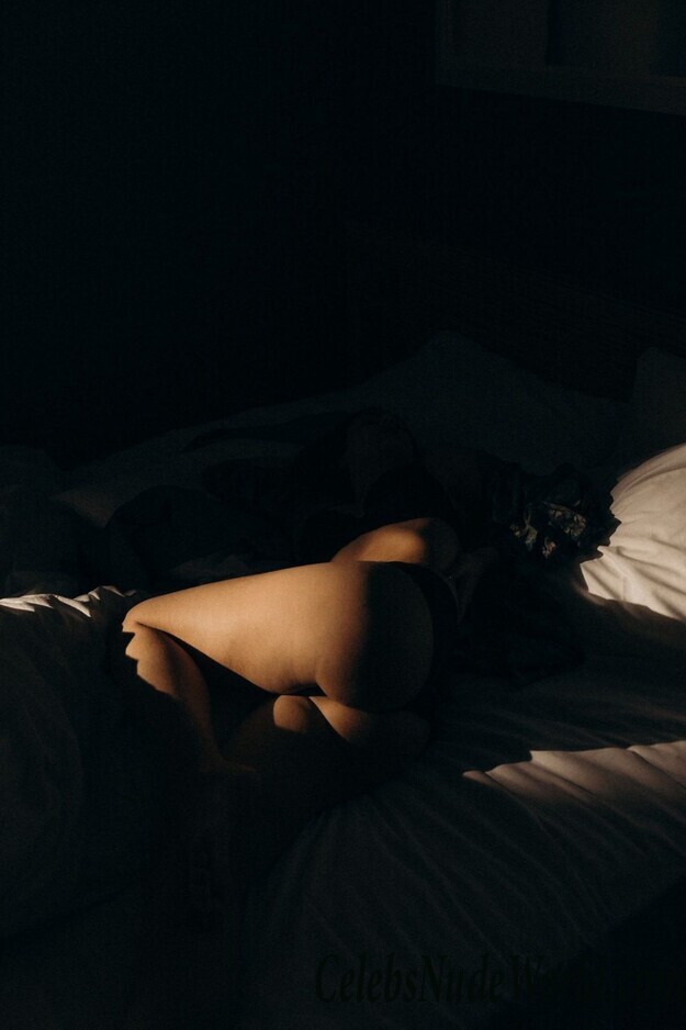 Francesca Milano Topless 92497