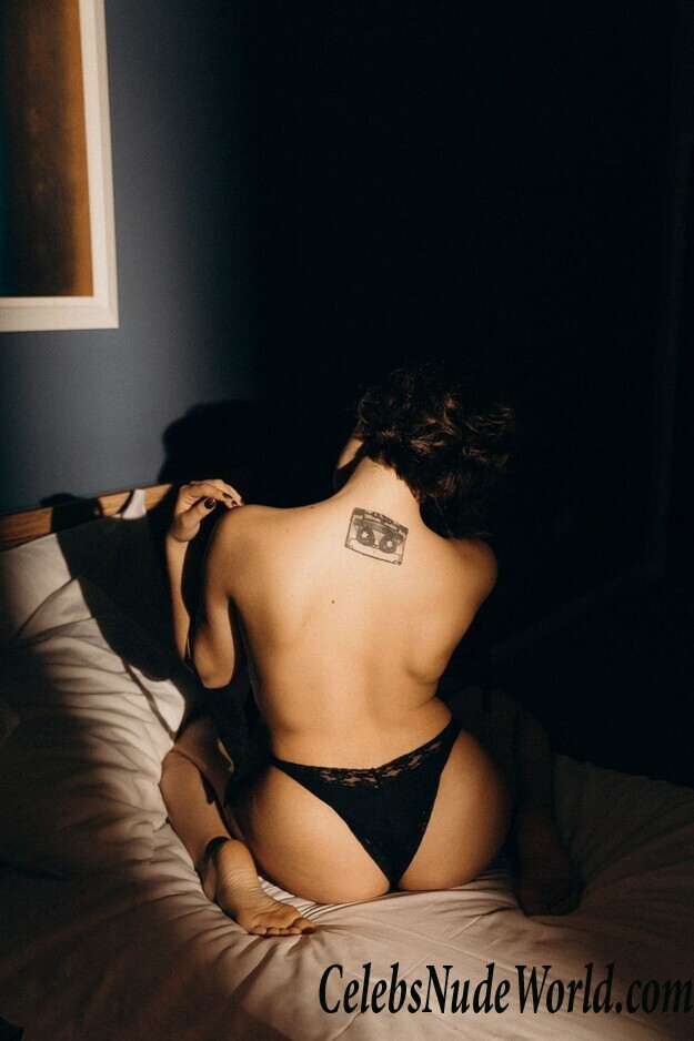 Francesca Milano Topless 92499