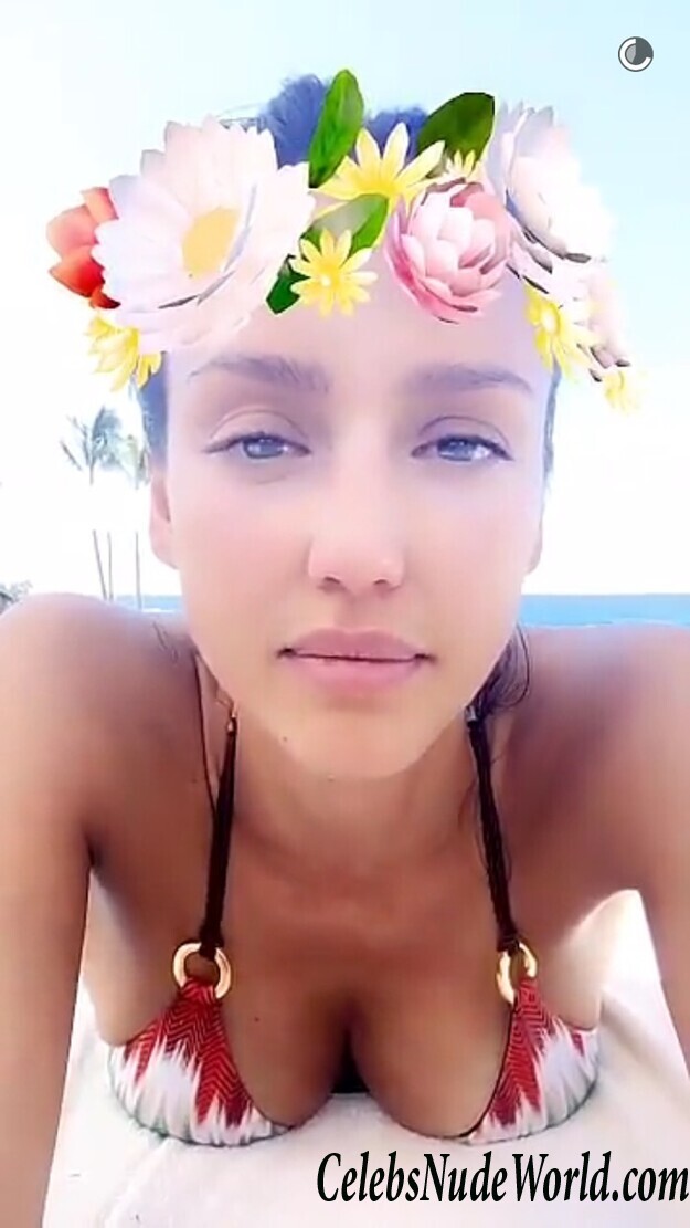 Jessica Alba Cleavage Photos 92588