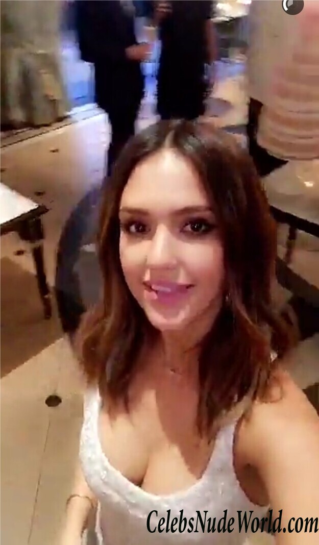 Cleavage pics of Jessica Alba 92703