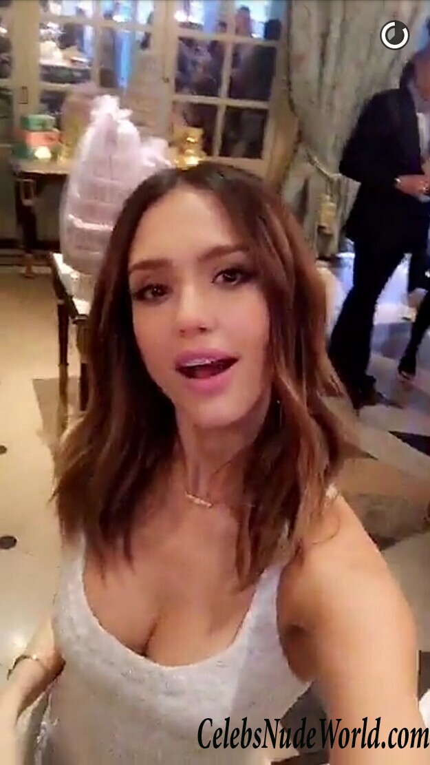 Cleavage pics of Jessica Alba 92704