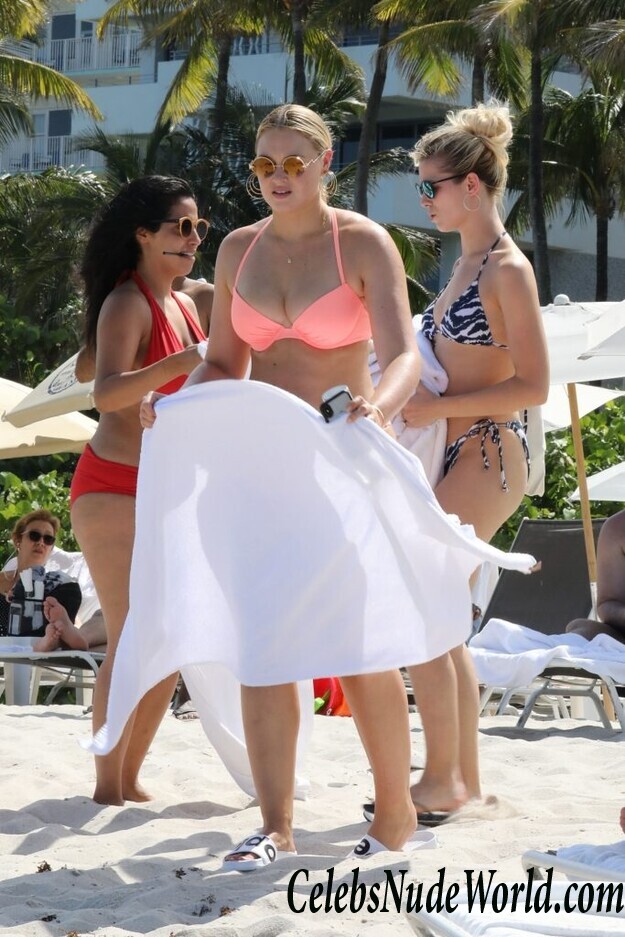 Iskra Lawrence Sexy 92843