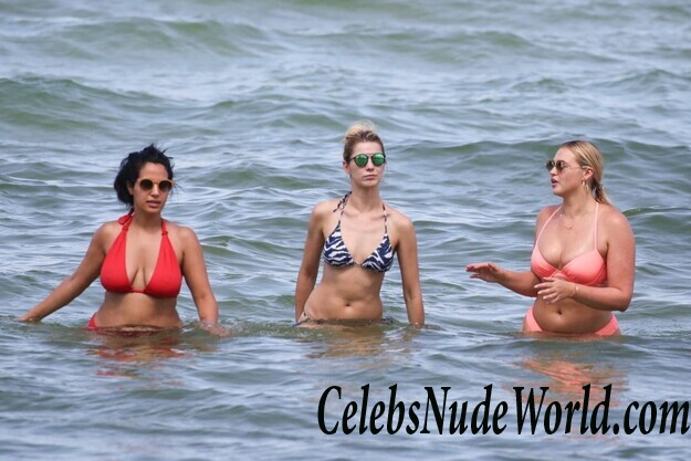 Iskra Lawrence Sexy 92875