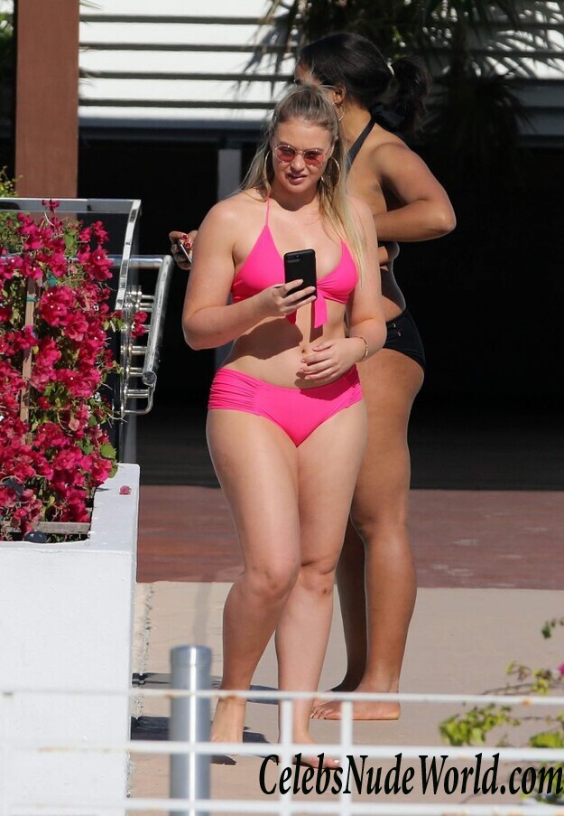 Iskra Lawrence Sexy 92901