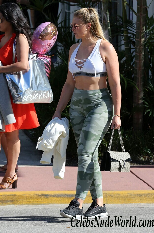 Iskra Lawrence Sexy 92914