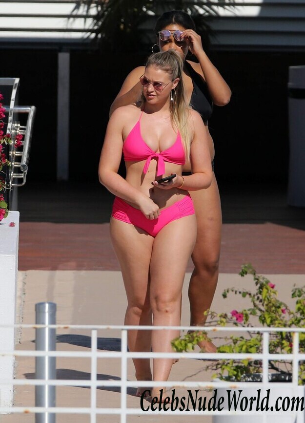 Iskra Lawrence Sexy 92923