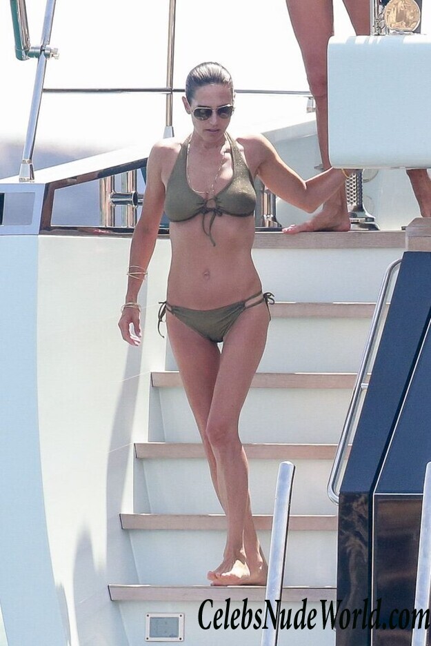Jennifer Connelly Bikini 94331