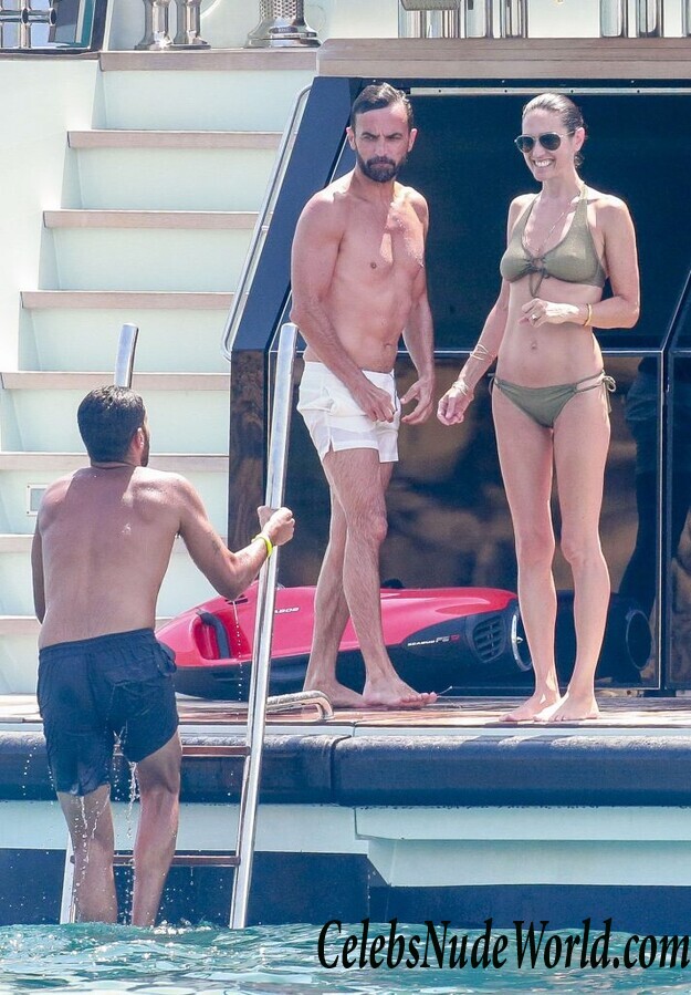 Jennifer Connelly Bikini 94343