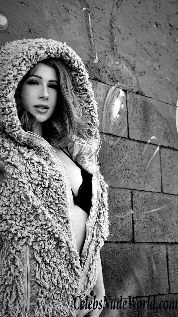 Abigale Mandler Nude  9493