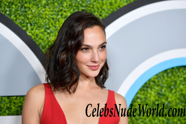 Gal Gadot Cleavage 95319