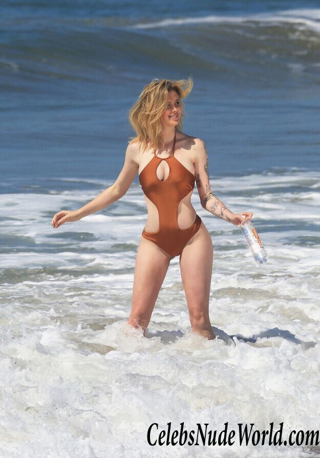 Ireland Baldwin Hot 95986
