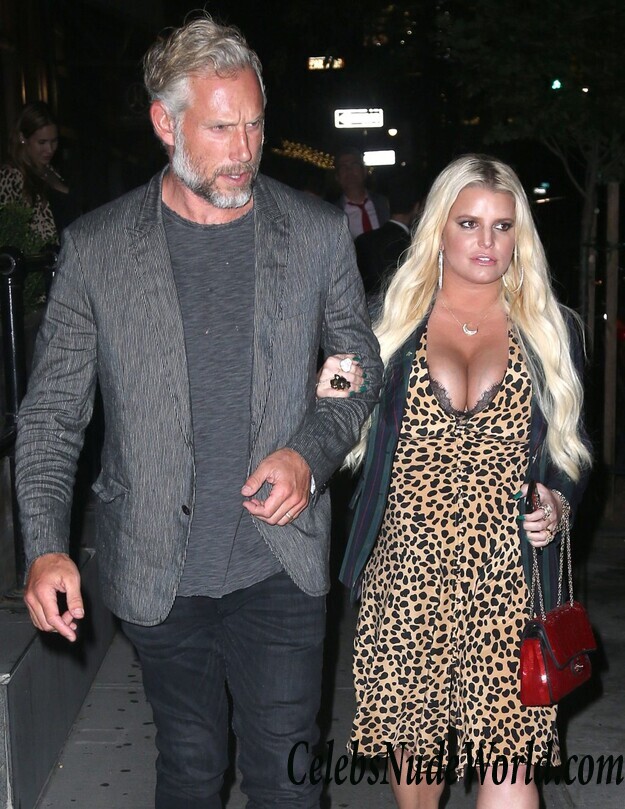 Jessica Simpson Cleavage 96857