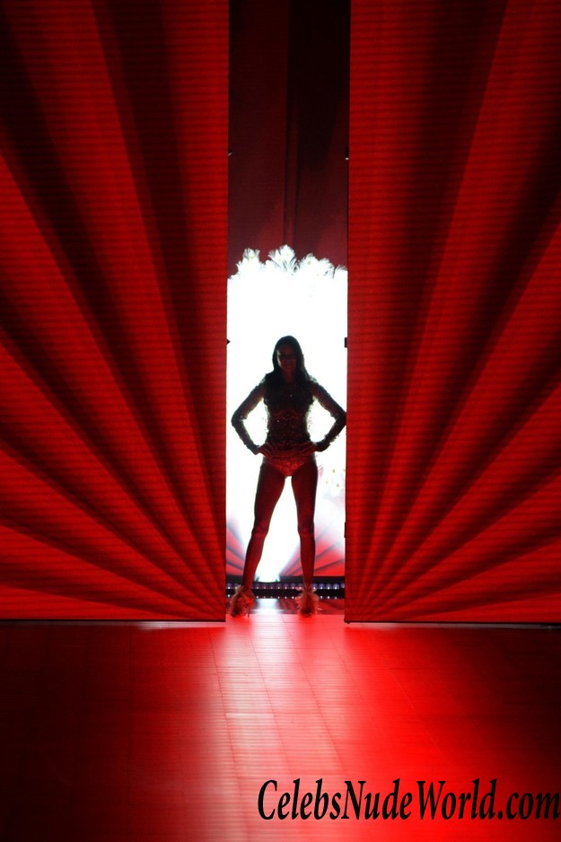 Adriana Lima Hot  9747