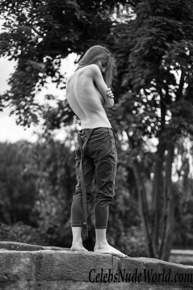 Adèle Simphal Topless  9812