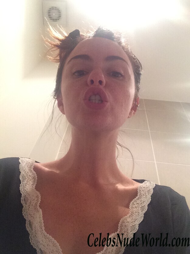 Jennifer Metcalfe Is Shockingly Seductive 98259