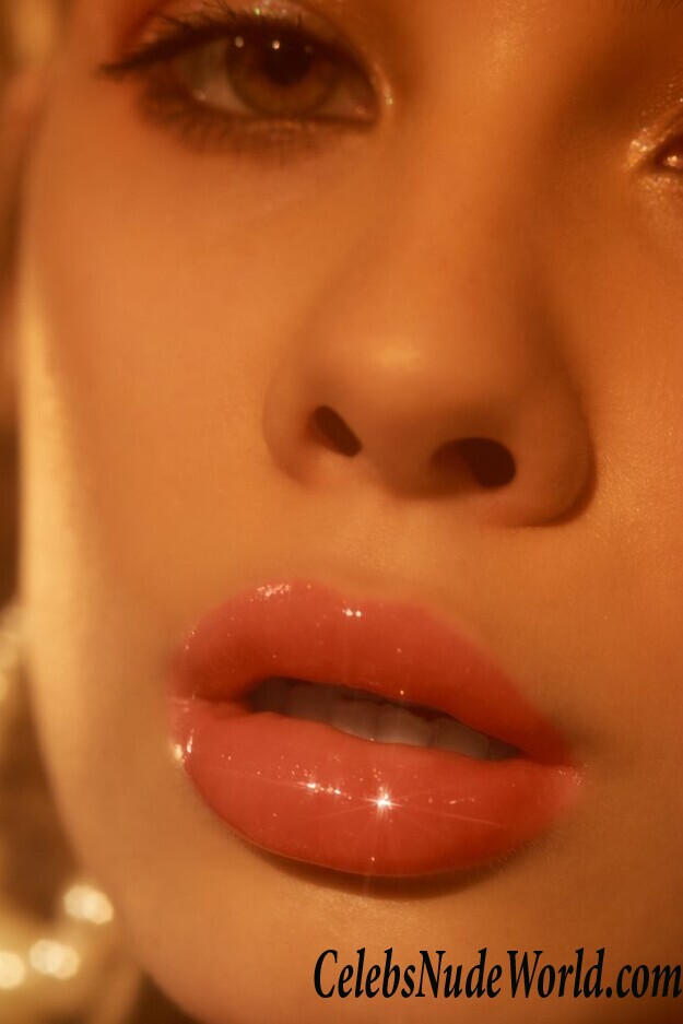 Fiona Briseno Topless 98874