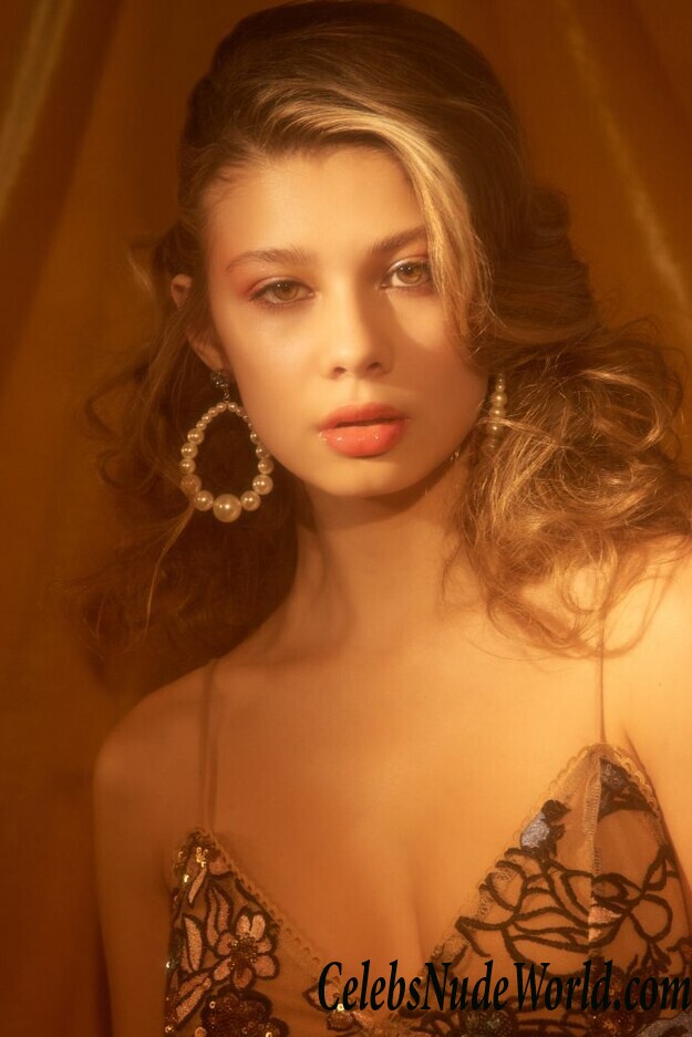 Fiona Briseno Topless 98876