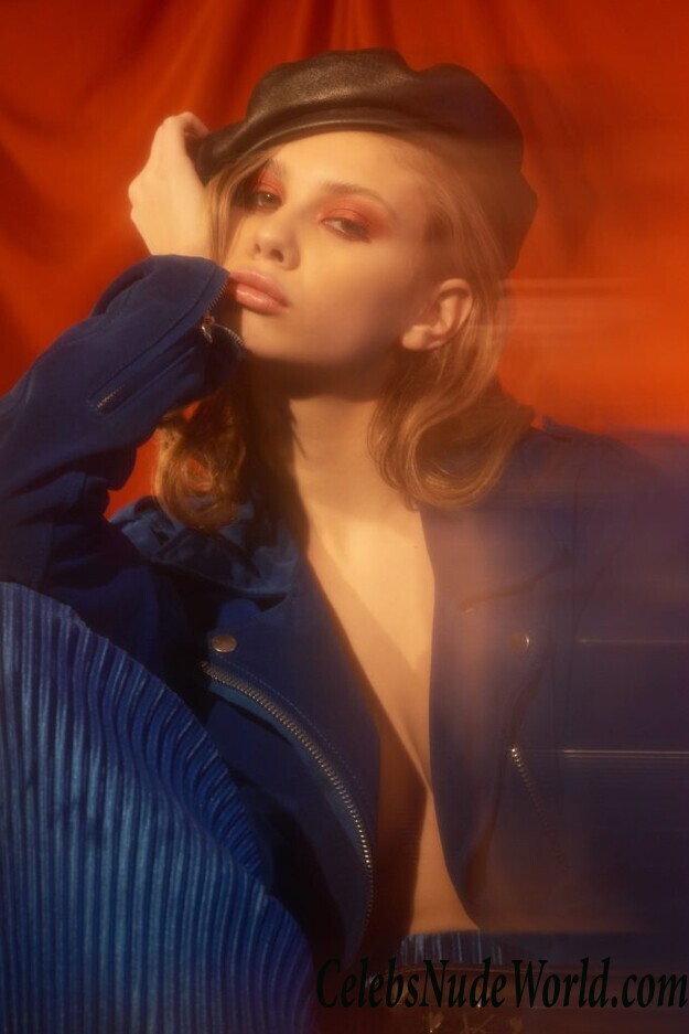 Fiona Briseno Topless 98881