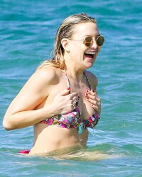 Kate Hudson Flaunts Her Toned Body On The Beach