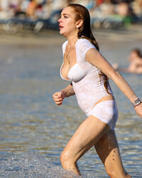 Lindsay Lohan wet boobs pics
