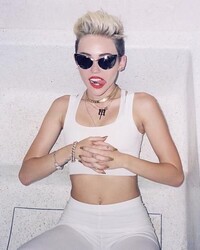 Miley Cyrus topless pics