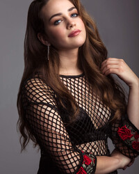 Mary Mouser hot pic