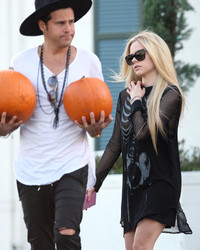 Avril Lavigne Boob Slip While Out Shopping Pumpkins (UPDATE)