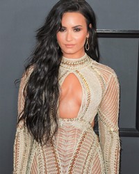 Demi Lovato Possibly Pantyless At The 59th Grammy Awards