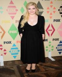 Abigail Breslin Cleavage 