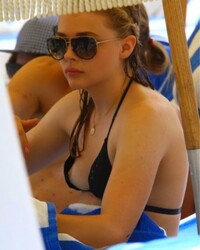 Chloë Grace Moretz nipslip