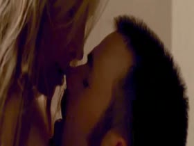 Jessica Biel Bathroom , Kissing scene in London