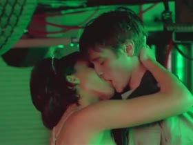 Jessica Alba Lingerie , Kissing scene in Idle Hands 19