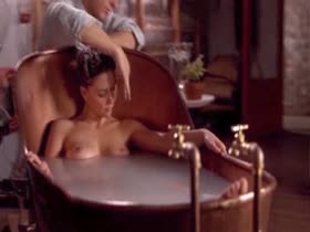 Maggie Gyllenhaal nude, Bathtub scene in Secretary (2002) 1