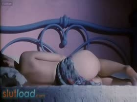 Anna Ammirati fingering, nude scene in Frivolous Lola (1998)       16