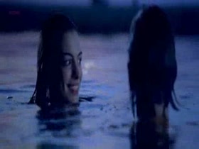 Anne Hathaway beach , hot scene in One Day 16