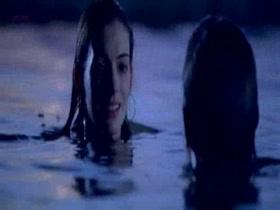 Anne Hathaway beach , hot scene in One Day 18